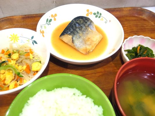 本日の献立：さばの味噌煮、拌三糸、ピーマンのきんぴら、ご飯、味噌汁（５１８Kcal）