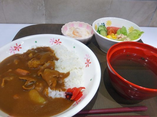本日の献立：カレーライス、もずくスープ、ツナサラダ、バナナヨーグルト（５９０Kcal）