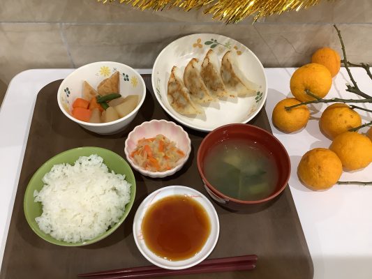 本日の献立：ご飯、味噌汁、餃子、大根の煮物、なめ茸和え（527Kcal）