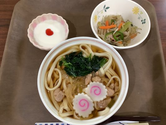 本日の献立：うどん、炒め物、ヨーグルト(364Kcal)