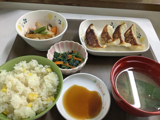 本日の献立：ご飯、味噌汁、焼き餃子、お煮しめ、和え物(520Kcal)