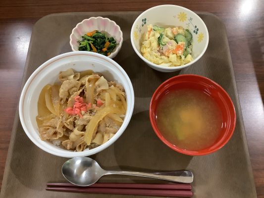 本日の献立：豚丼、味噌汁、マカロニサラダ、ごま和え（530Kcal)