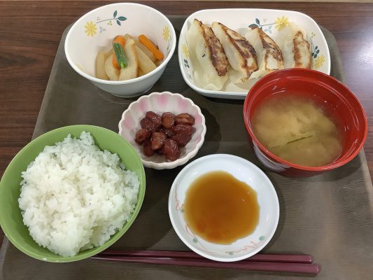 本日の献立：ごはん、味噌汁、焼き餃子、大根の金平、金時豆煮です（549kcal）