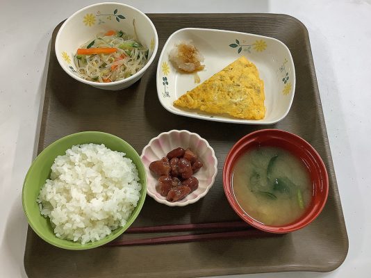 本日の献立：ご飯、味噌汁、和風オムレツ、中華和え、うぐいす豆煮(481kcal）