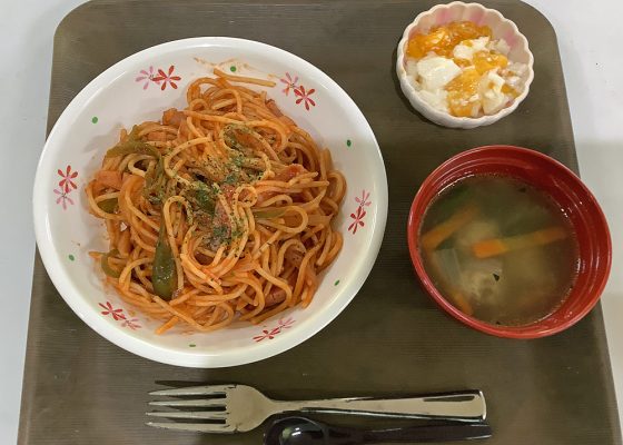 本日の献立：スパゲッティナポリタン、肉団子スープ、牛乳寒天（425Kcal）